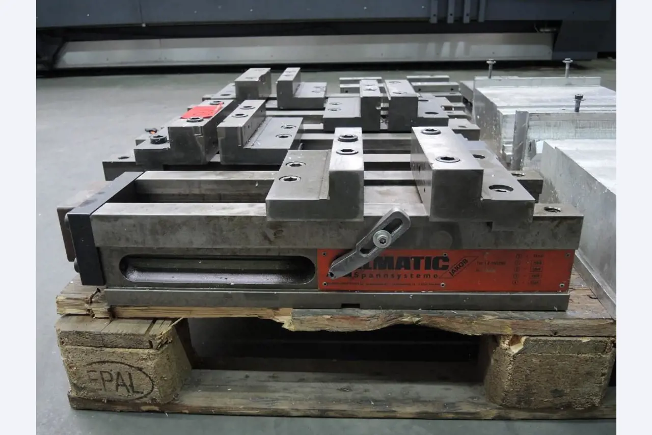 Chapas metálicas e máquinas para trabalhar metais<br><font size="2">Colaboração com Hilco Industrial Acquisitions bv</font><br><img src="/images/hil.png"><br>-4