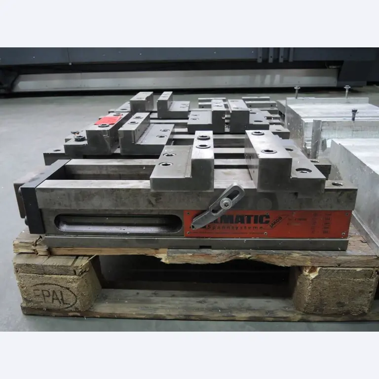 Chapas metálicas e máquinas para trabalhar metais<br><font size="2">Colaboração com Hilco Industrial Acquisitions bv</font><br><img src="/images/hil.png"><br>-4