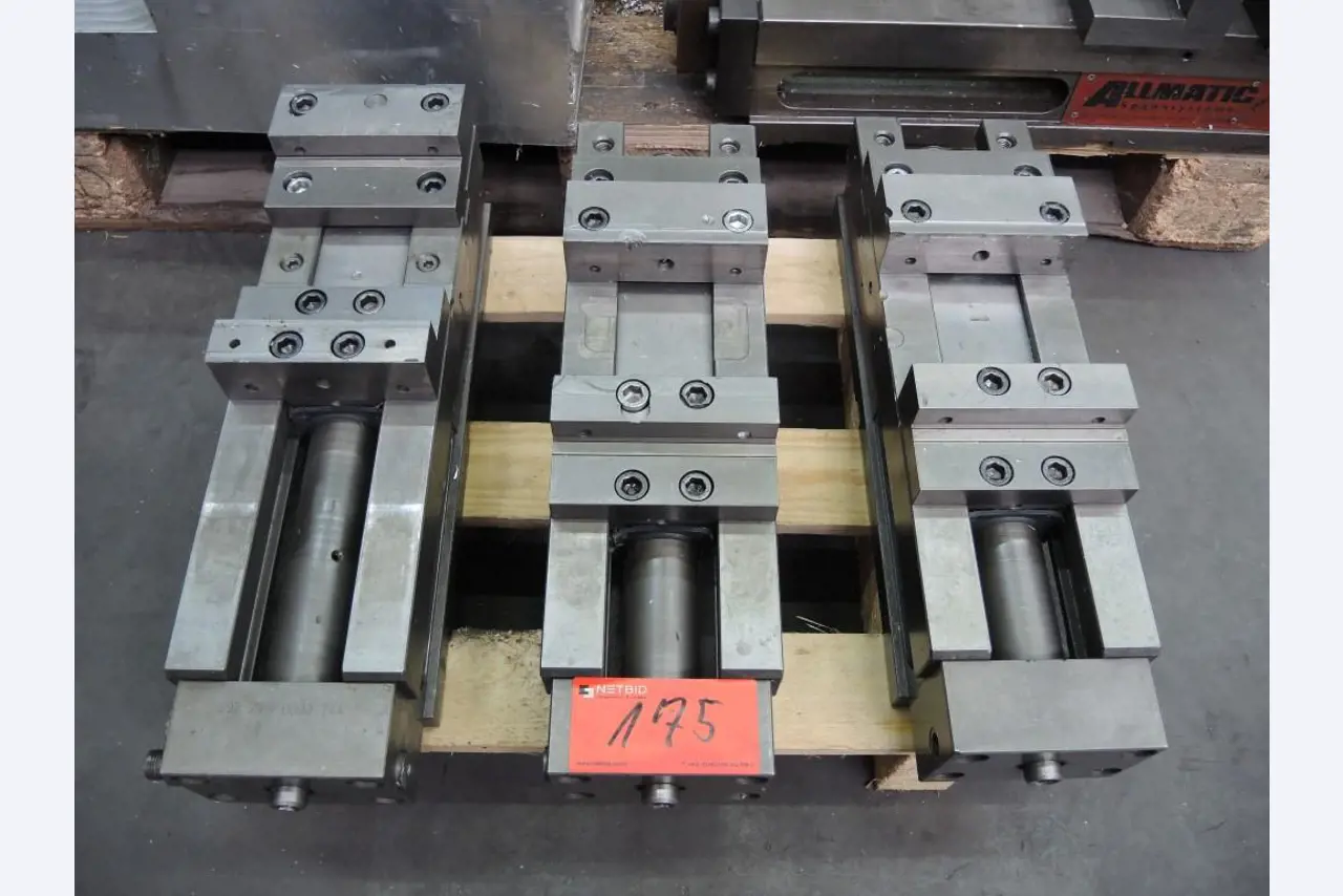 Chapas metálicas e máquinas para trabalhar metais<br><font size="2">Colaboração com Hilco Industrial Acquisitions bv</font><br><img src="/images/hil.png"><br>-1