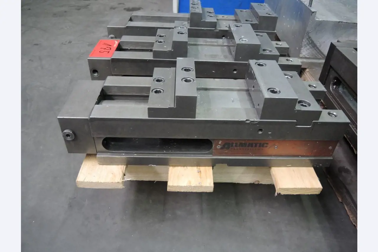 Chapas metálicas e máquinas para trabalhar metais<br><font size="2">Colaboração com Hilco Industrial Acquisitions bv</font><br><img src="/images/hil.png"><br>-2