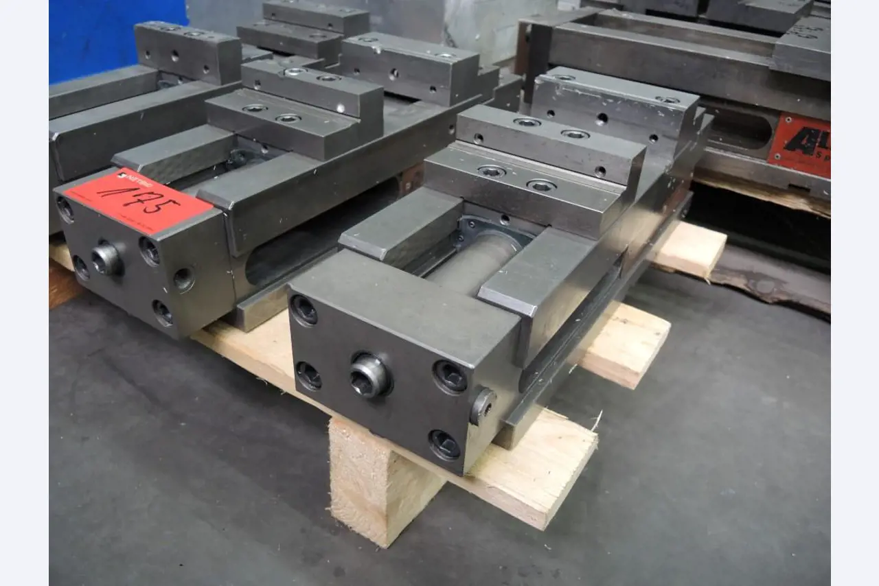 Chapas metálicas e máquinas para trabalhar metais<br><font size="2">Colaboração com Hilco Industrial Acquisitions bv</font><br><img src="/images/hil.png"><br>-3