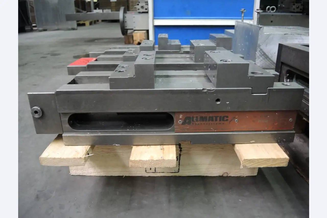 Chapas metálicas e máquinas para trabalhar metais<br><font size="2">Colaboração com Hilco Industrial Acquisitions bv</font><br><img src="/images/hil.png"><br>-5