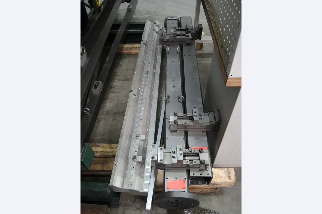 Chapas metálicas e máquinas para trabalhar metais<br><font size="2">Colaboração com Hilco Industrial Acquisitions bv</font><br><img src="/images/hil.png"><br>-11