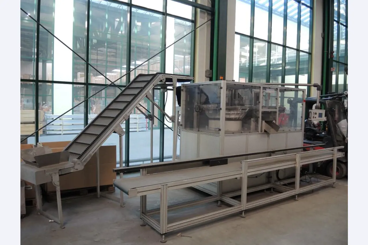 Chapas metálicas e máquinas para trabalhar metais<br><font size="2">Colaboração com Hilco Industrial Acquisitions bv</font><br><img src="/images/hil.png"><br>-1