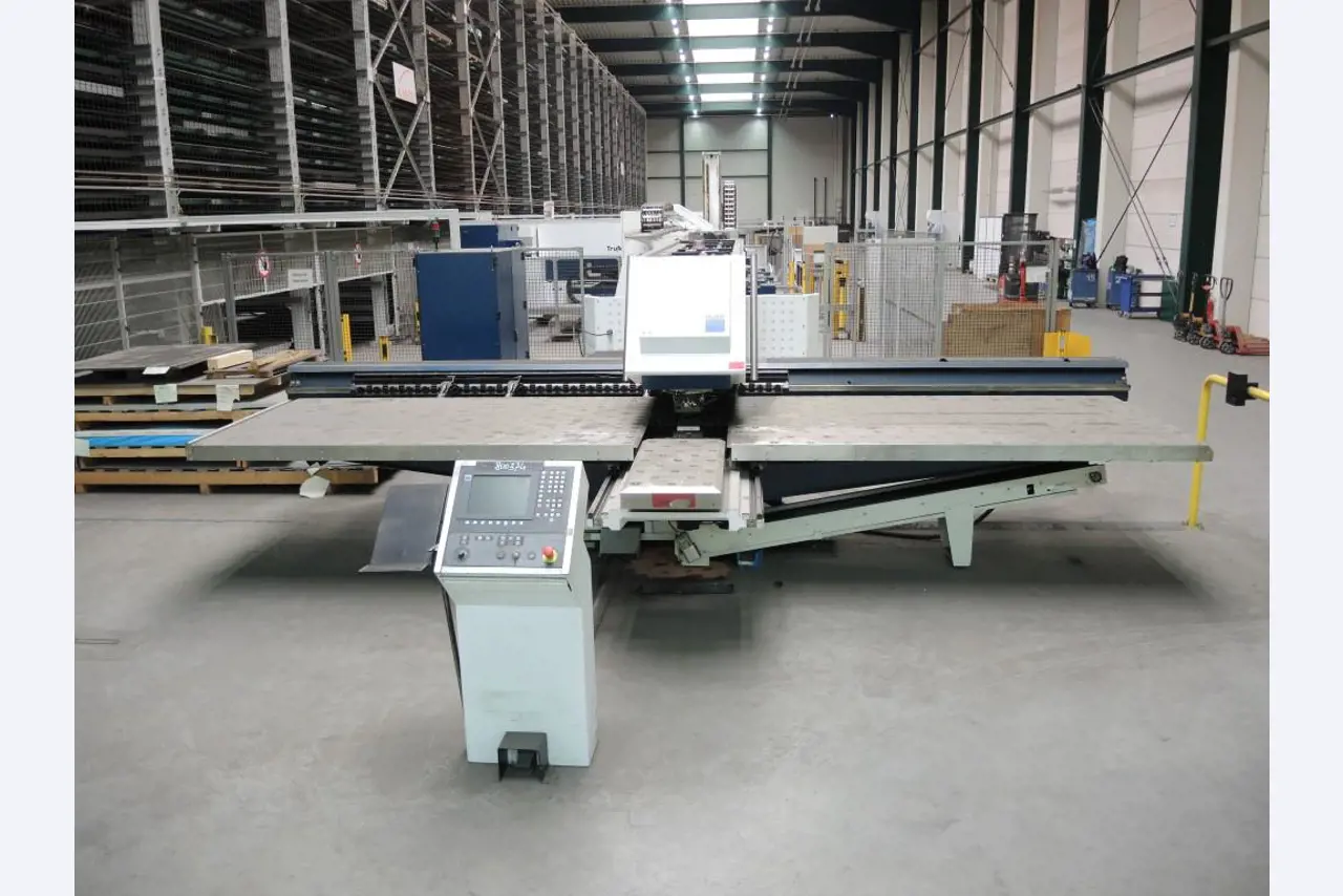 Chapas metálicas e máquinas para trabalhar metais<br><font size="2">Colaboração com Hilco Industrial Acquisitions bv</font><br><img src="/images/hil.png"><br>-2