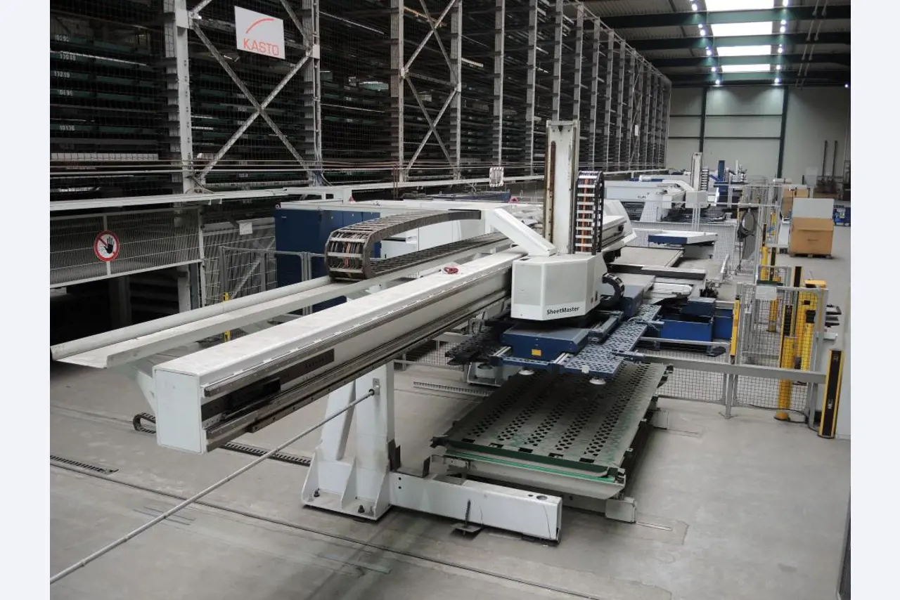 Chapas metálicas e máquinas para trabalhar metais<br><font size="2">Colaboração com Hilco Industrial Acquisitions bv</font><br><img src="/images/hil.png"><br>-11