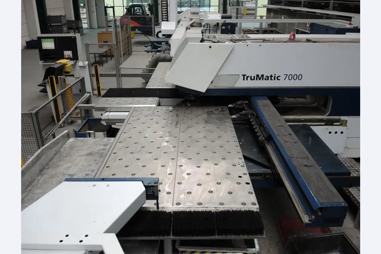 Chapas metálicas e máquinas para trabalhar metais<br><font size="2">Colaboração com Hilco Industrial Acquisitions bv</font><br><img src="/images/hil.png"><br>-12