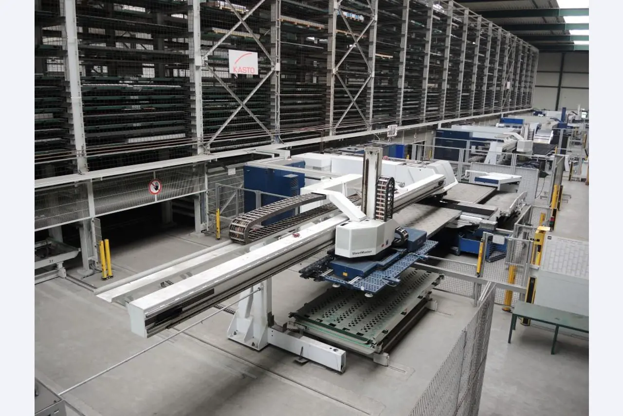 Chapas metálicas e máquinas para trabalhar metais<br><font size="2">Colaboração com Hilco Industrial Acquisitions bv</font><br><img src="/images/hil.png"><br>-14