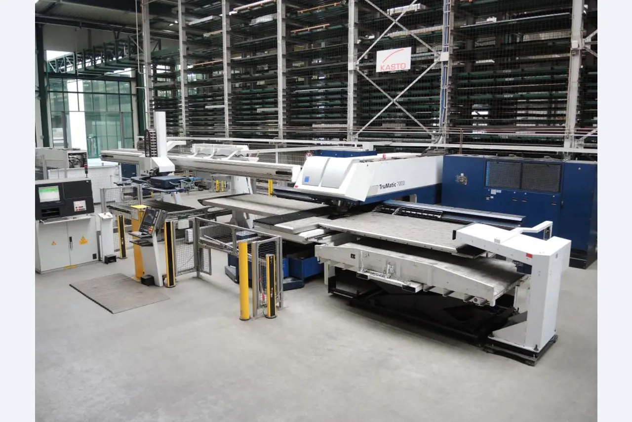 Chapas metálicas e máquinas para trabalhar metais<br><font size="2">Colaboração com Hilco Industrial Acquisitions bv</font><br><img src="/images/hil.png"><br>-1