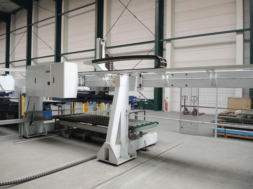 Chapas metálicas e máquinas para trabalhar metais<br><font size="2">Colaboração com Hilco Industrial Acquisitions bv</font><br><img src="/images/hil.png"><br>-2