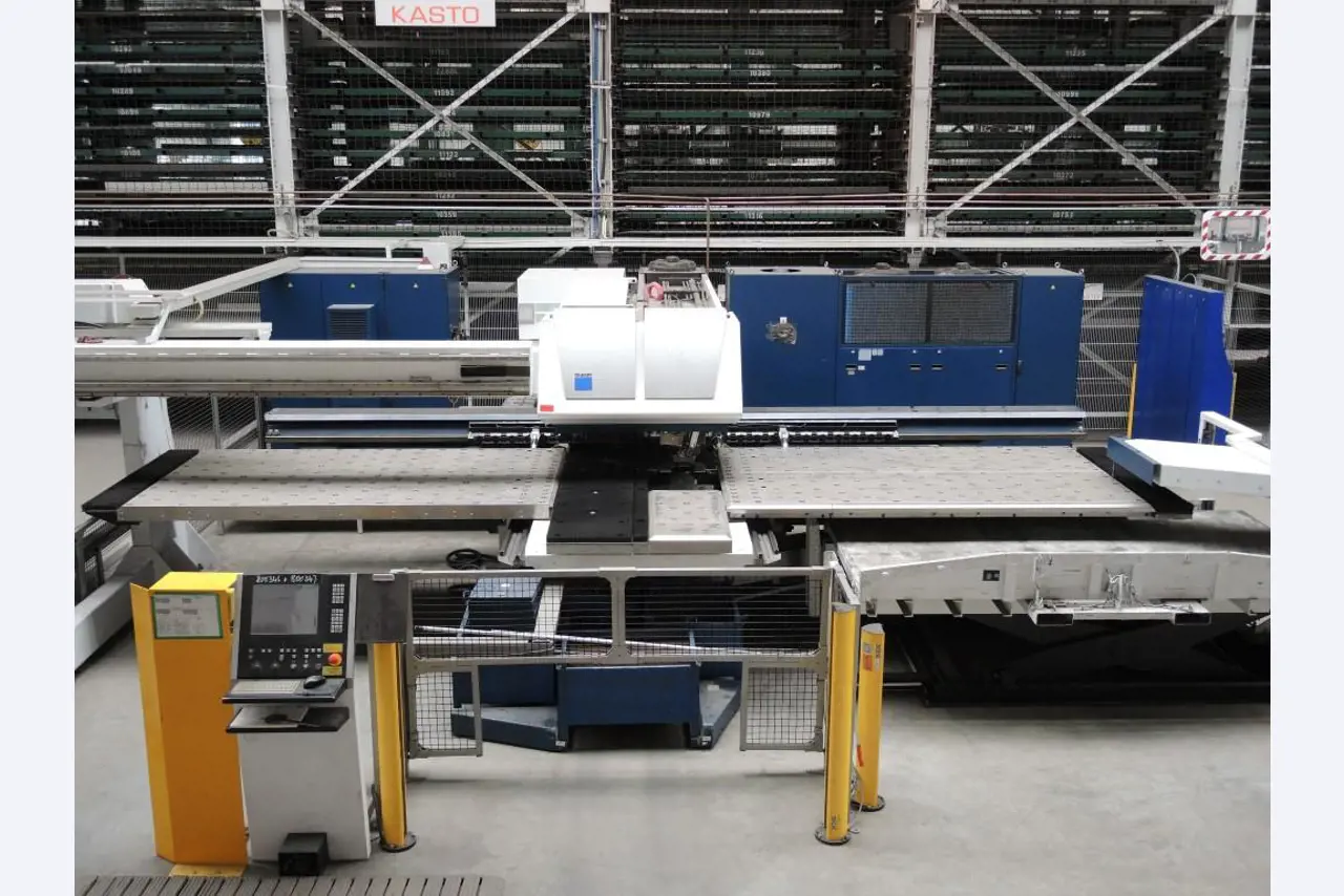 Chapas metálicas e máquinas para trabalhar metais<br><font size="2">Colaboração com Hilco Industrial Acquisitions bv</font><br><img src="/images/hil.png"><br>-7