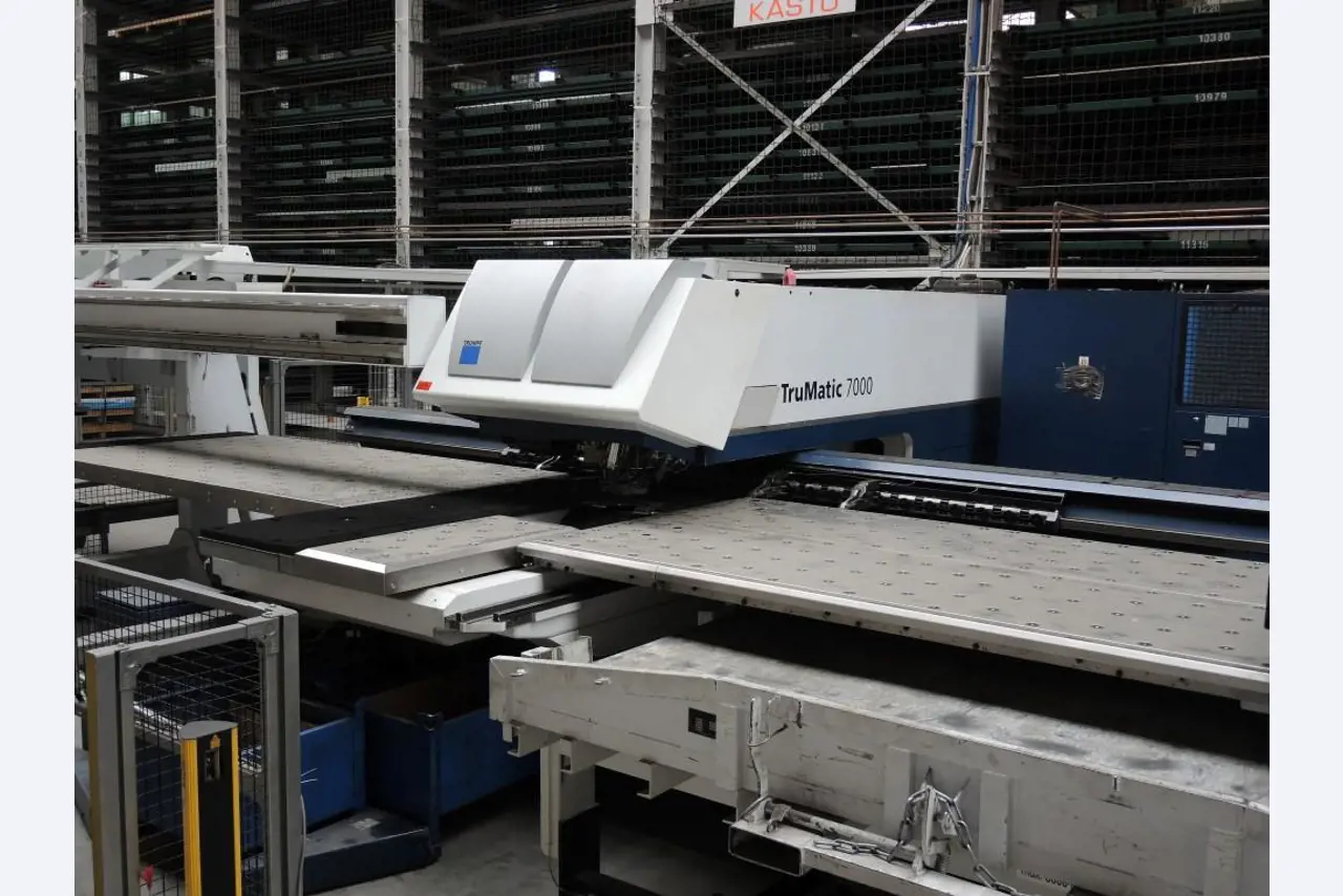 Chapas metálicas e máquinas para trabalhar metais<br><font size="2">Colaboração com Hilco Industrial Acquisitions bv</font><br><img src="/images/hil.png"><br>-8