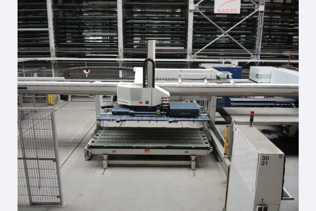 Chapas metálicas e máquinas para trabalhar metais<br><font size="2">Colaboração com Hilco Industrial Acquisitions bv</font><br><img src="/images/hil.png"><br>-9