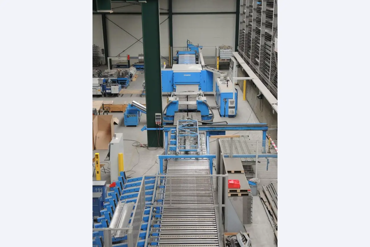 Chapas metálicas e máquinas para trabalhar metais<br><font size="2">Colaboração com Hilco Industrial Acquisitions bv</font><br><img src="/images/hil.png"><br>-13