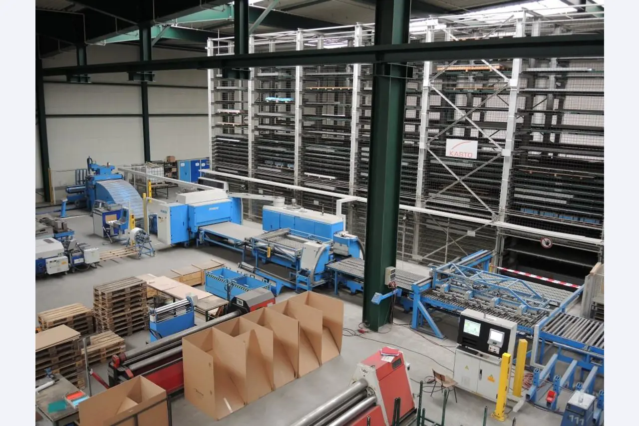 Chapas metálicas e máquinas para trabalhar metais<br><font size="2">Colaboração com Hilco Industrial Acquisitions bv</font><br><img src="/images/hil.png"><br>-14