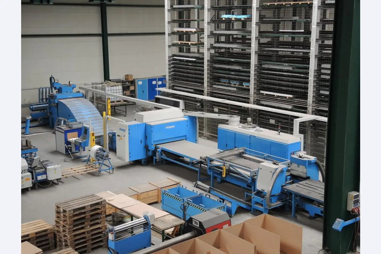 Chapas metálicas e máquinas para trabalhar metais<br><font size="2">Colaboração com Hilco Industrial Acquisitions bv</font><br><img src="/images/hil.png"><br>-15