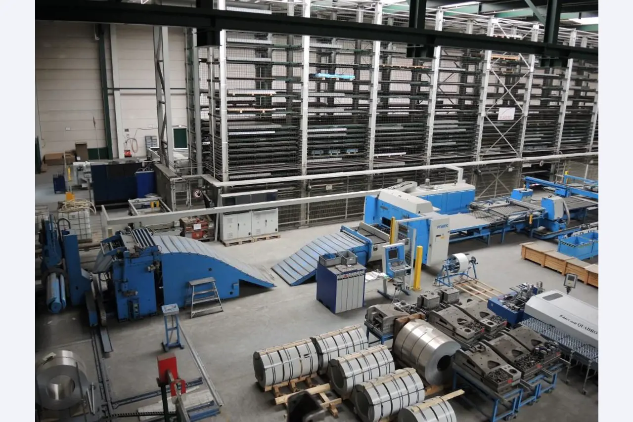 Chapas metálicas e máquinas para trabalhar metais<br><font size="2">Colaboração com Hilco Industrial Acquisitions bv</font><br><img src="/images/hil.png"><br>-16