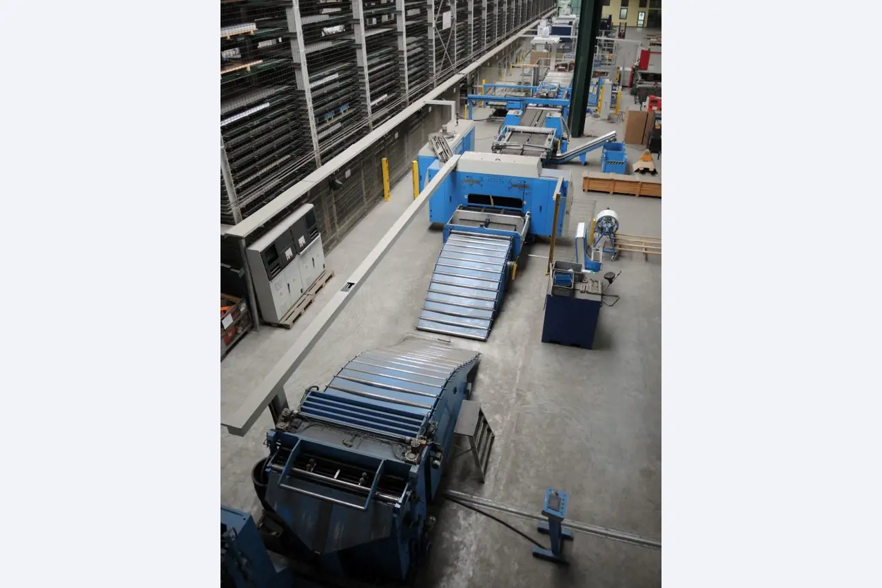 Chapas metálicas e máquinas para trabalhar metais<br><font size="2">Colaboração com Hilco Industrial Acquisitions bv</font><br><img src="/images/hil.png"><br>-17