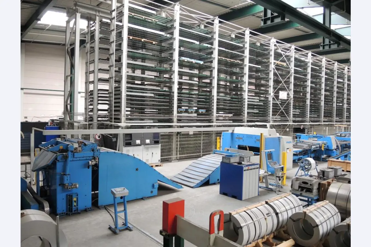 Chapas metálicas e máquinas para trabalhar metais<br><font size="2">Colaboração com Hilco Industrial Acquisitions bv</font><br><img src="/images/hil.png"><br>-18