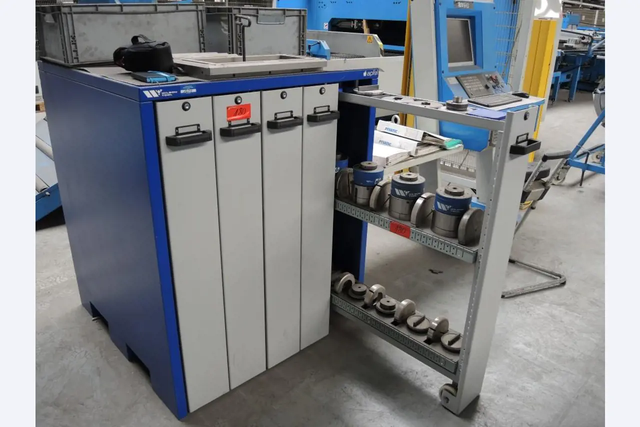 Chapas metálicas e máquinas para trabalhar metais<br><font size="2">Colaboração com Hilco Industrial Acquisitions bv</font><br><img src="/images/hil.png"><br>-19