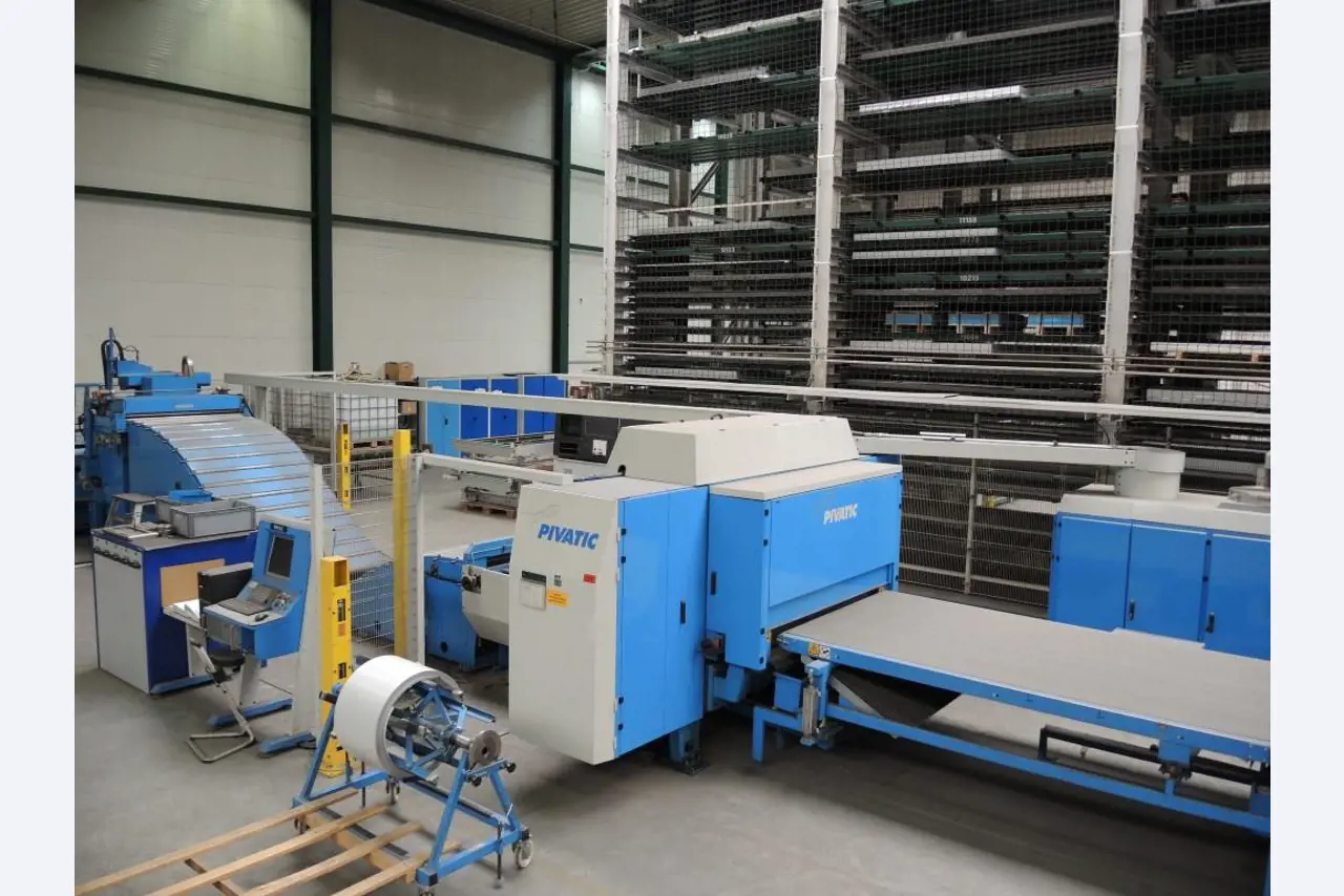 Chapas metálicas e máquinas para trabalhar metais<br><font size="2">Colaboração com Hilco Industrial Acquisitions bv</font><br><img src="/images/hil.png"><br>-1