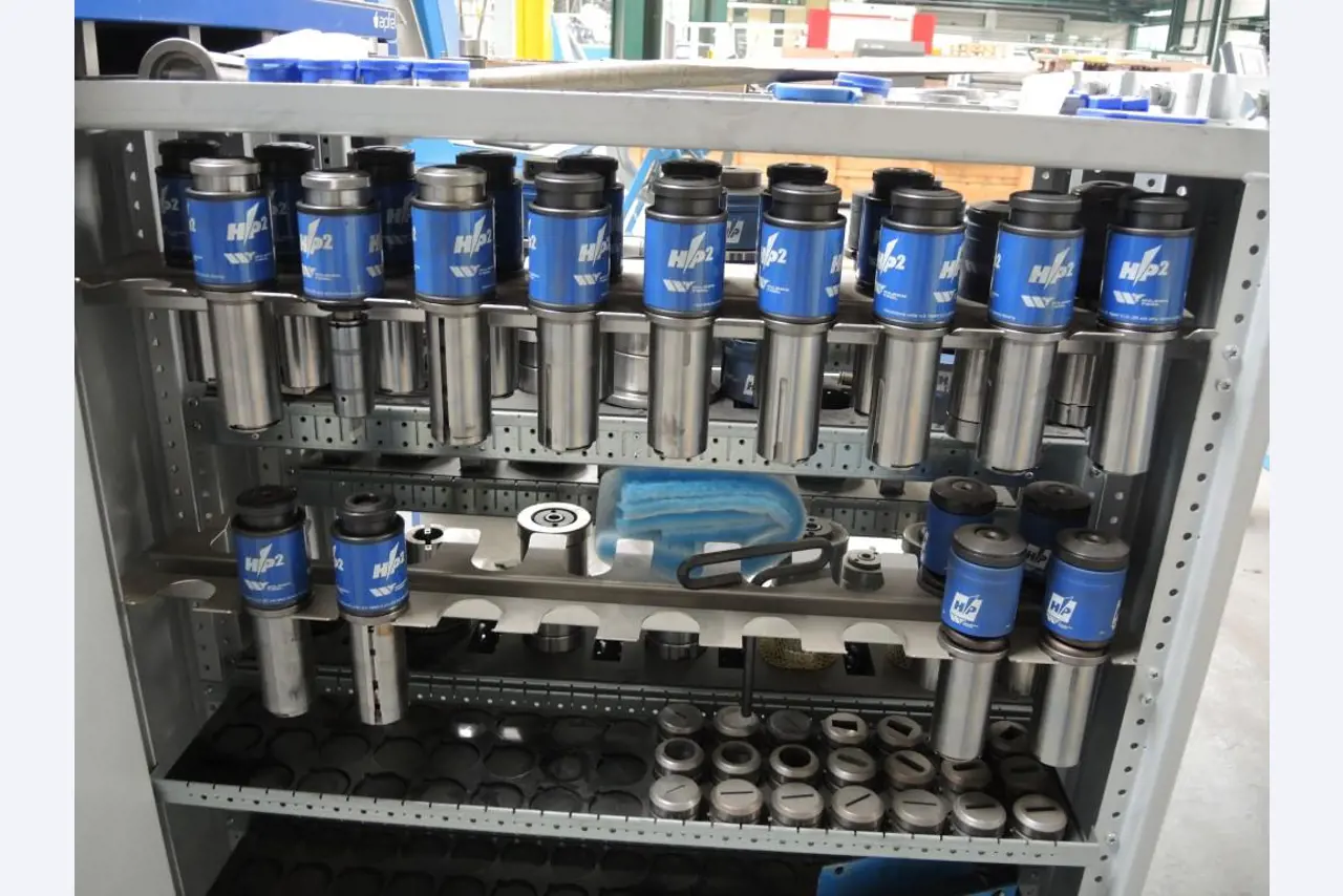 Chapas metálicas e máquinas para trabalhar metais<br><font size="2">Colaboração com Hilco Industrial Acquisitions bv</font><br><img src="/images/hil.png"><br>-21