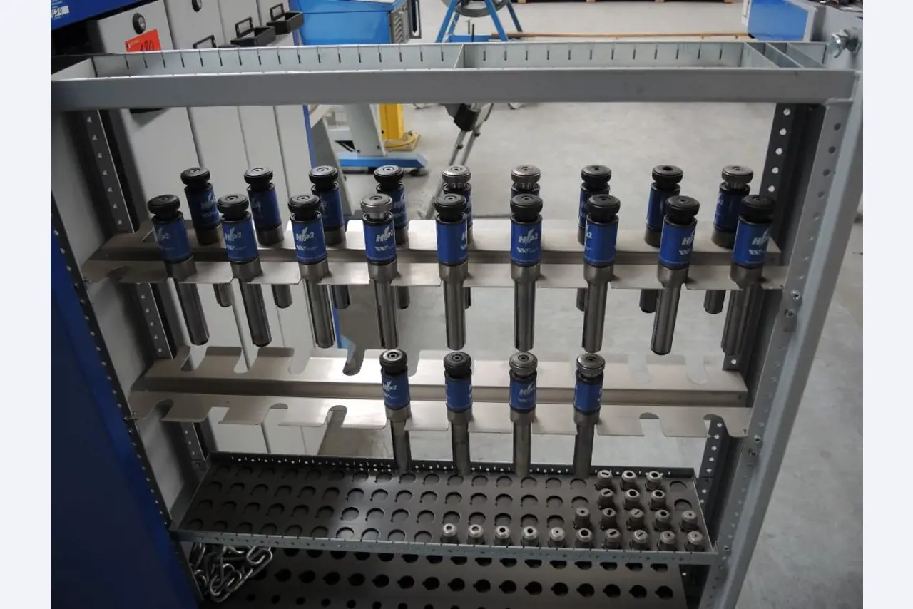 Chapas metálicas e máquinas para trabalhar metais<br><font size="2">Colaboração com Hilco Industrial Acquisitions bv</font><br><img src="/images/hil.png"><br>-22