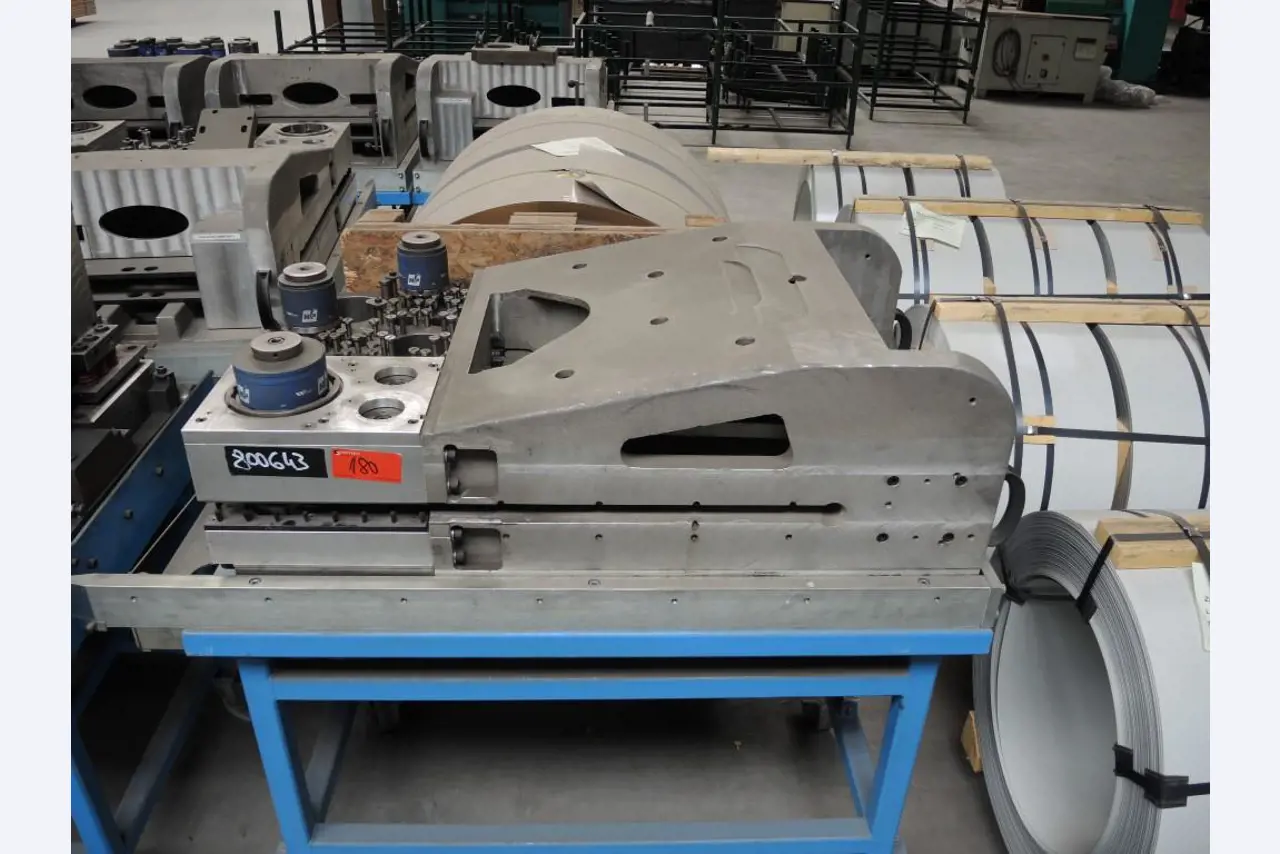 Chapas metálicas e máquinas para trabalhar metais<br><font size="2">Colaboração com Hilco Industrial Acquisitions bv</font><br><img src="/images/hil.png"><br>-23