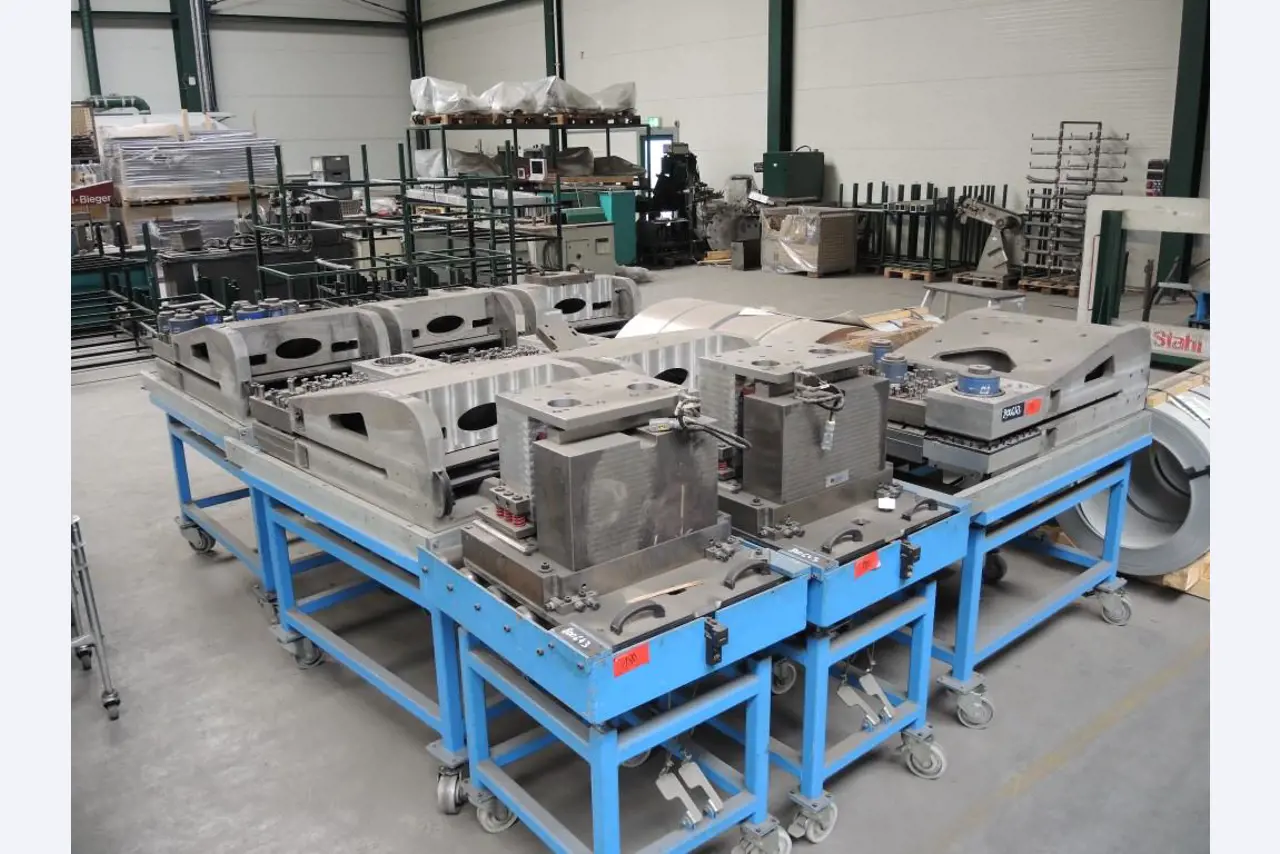 Chapas metálicas e máquinas para trabalhar metais<br><font size="2">Colaboração com Hilco Industrial Acquisitions bv</font><br><img src="/images/hil.png"><br>-24