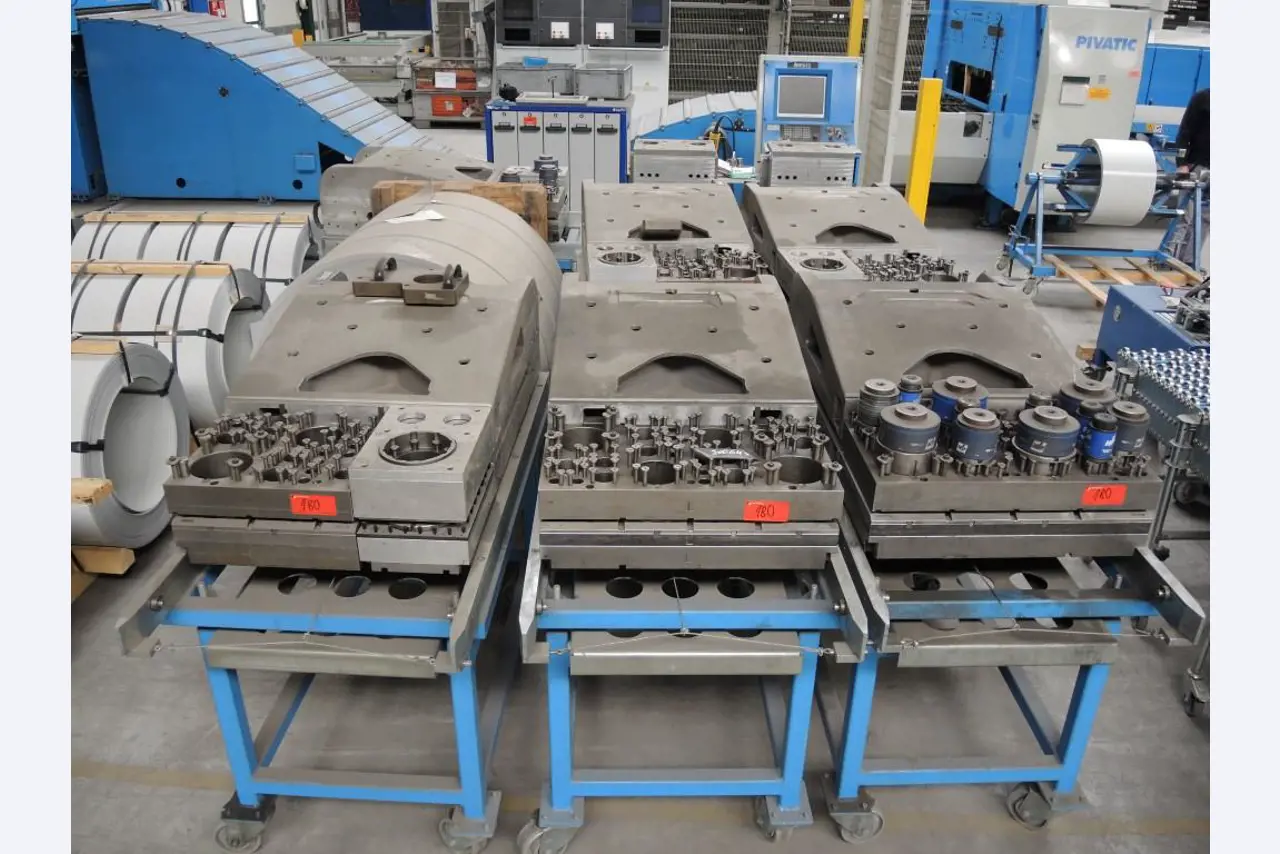 Chapas metálicas e máquinas para trabalhar metais<br><font size="2">Colaboração com Hilco Industrial Acquisitions bv</font><br><img src="/images/hil.png"><br>-25