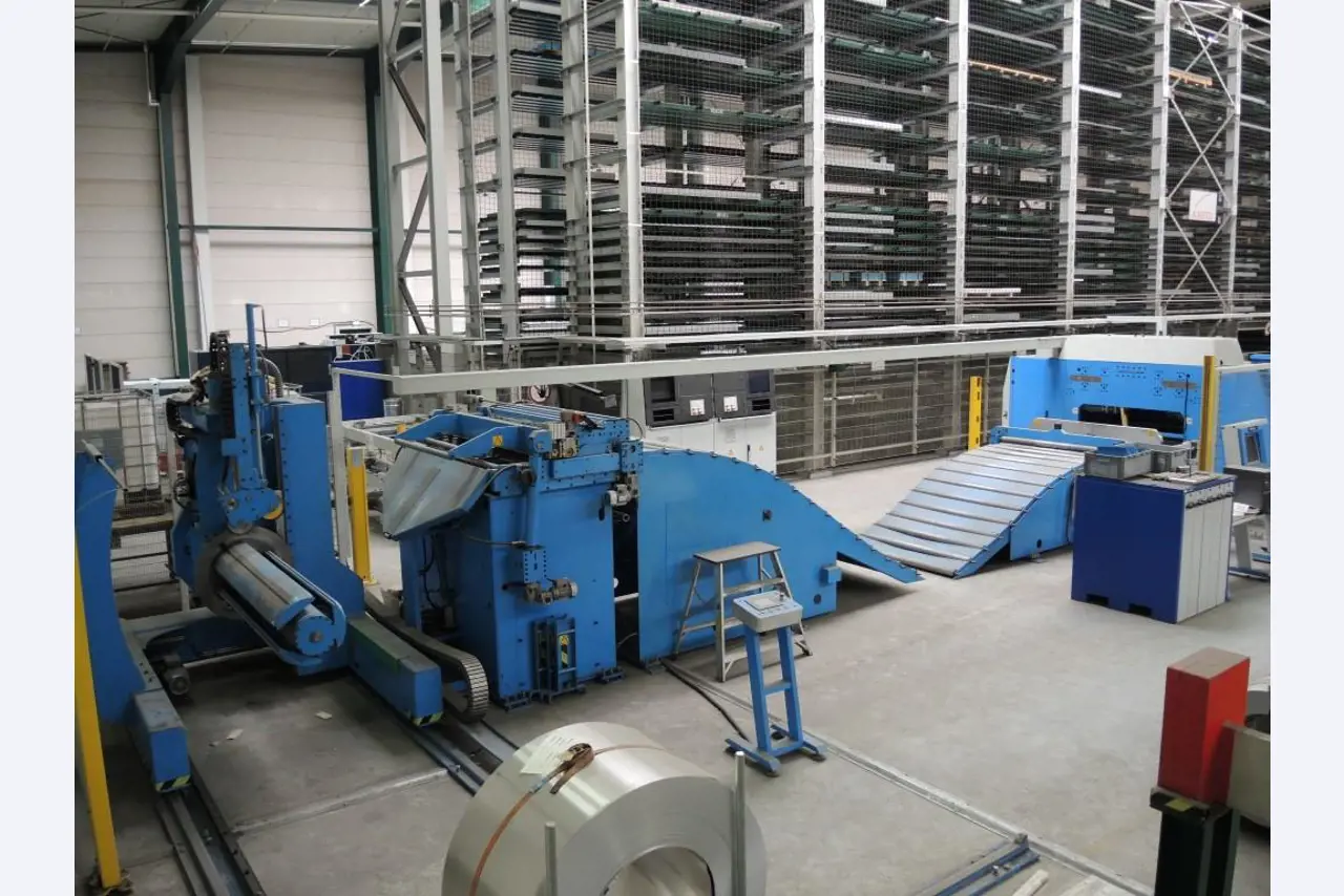 Chapas metálicas e máquinas para trabalhar metais<br><font size="2">Colaboração com Hilco Industrial Acquisitions bv</font><br><img src="/images/hil.png"><br>-5