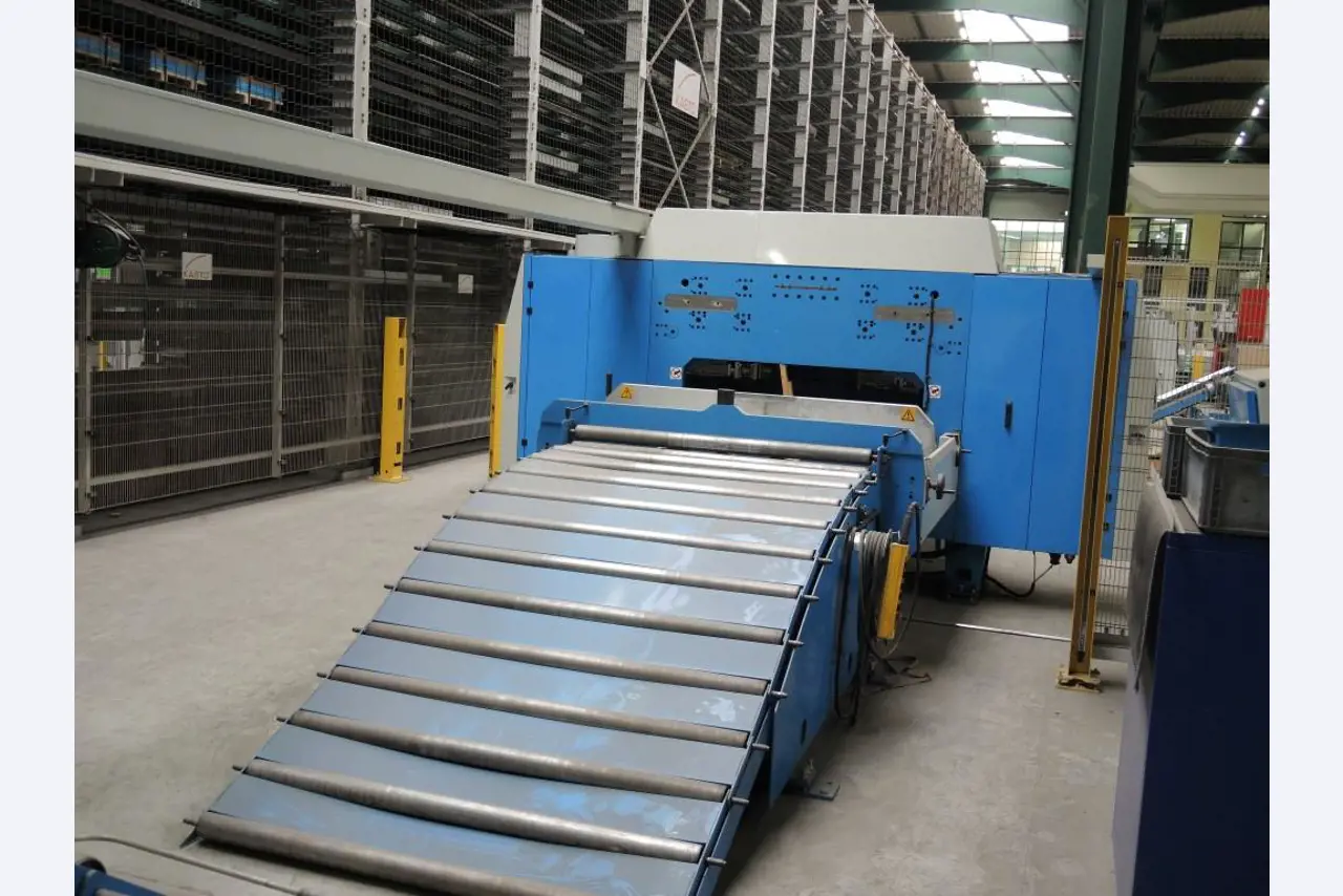 Chapas metálicas e máquinas para trabalhar metais<br><font size="2">Colaboração com Hilco Industrial Acquisitions bv</font><br><img src="/images/hil.png"><br>-7