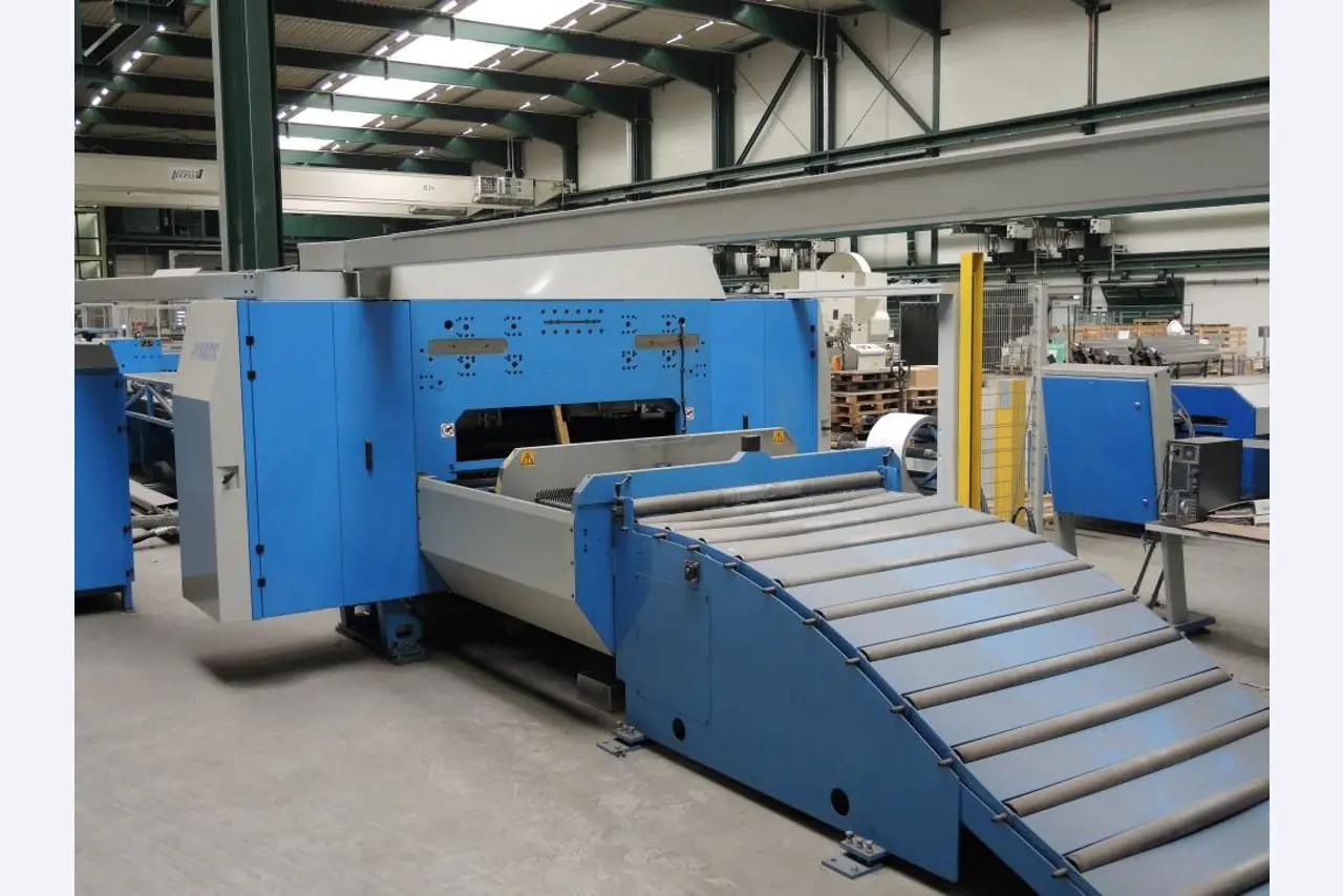 Chapas metálicas e máquinas para trabalhar metais<br><font size="2">Colaboração com Hilco Industrial Acquisitions bv</font><br><img src="/images/hil.png"><br>-8