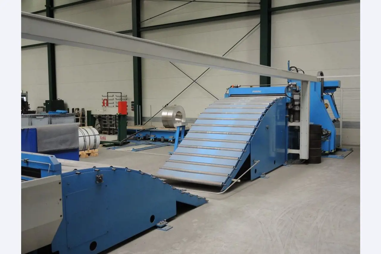 Chapas metálicas e máquinas para trabalhar metais<br><font size="2">Colaboração com Hilco Industrial Acquisitions bv</font><br><img src="/images/hil.png"><br>-9