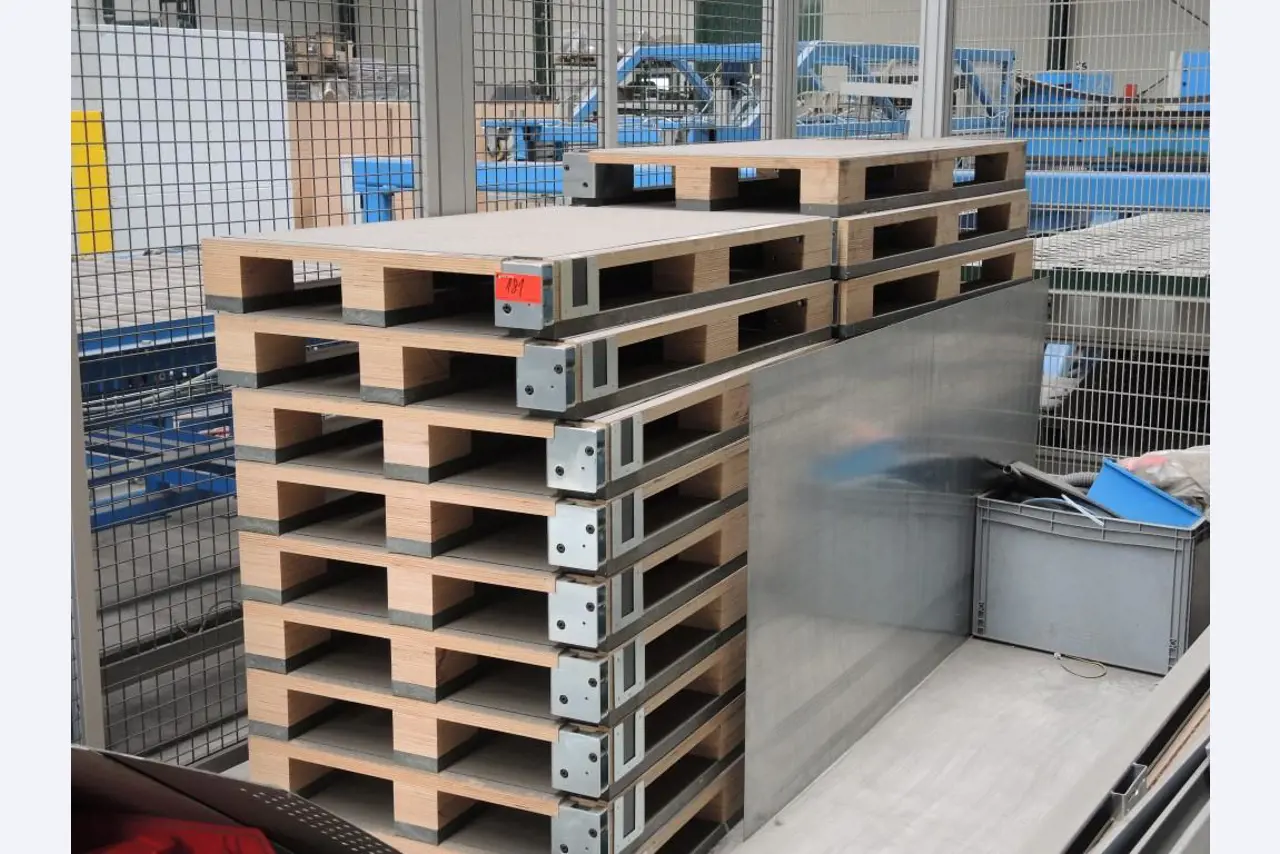 Chapas metálicas e máquinas para trabalhar metais<br><font size="2">Colaboração com Hilco Industrial Acquisitions bv</font><br><img src="/images/hil.png"><br>-13