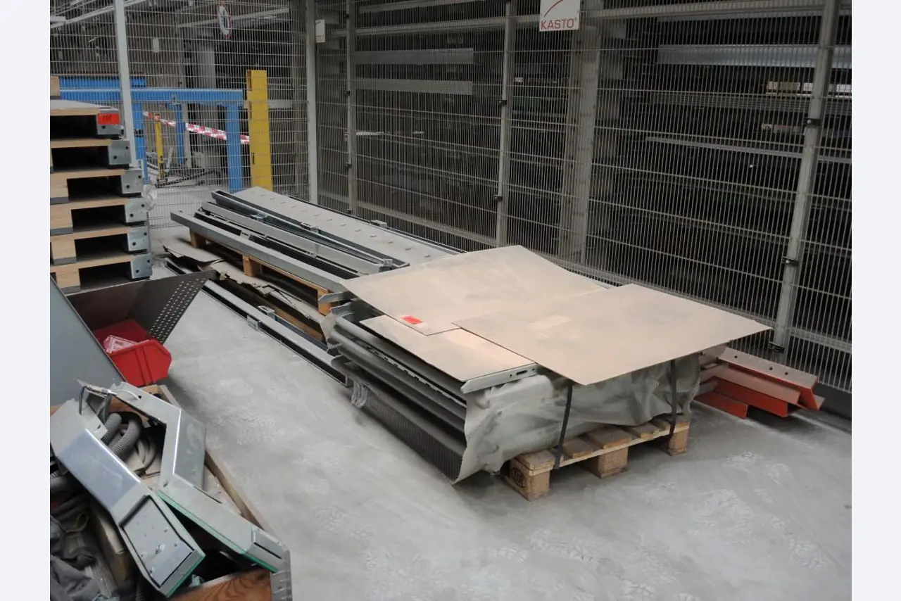 Chapas metálicas e máquinas para trabalhar metais<br><font size="2">Colaboração com Hilco Industrial Acquisitions bv</font><br><img src="/images/hil.png"><br>-14