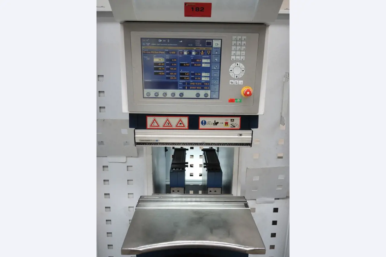 Chapas metálicas e máquinas para trabalhar metais<br><font size="2">Colaboração com Hilco Industrial Acquisitions bv</font><br><img src="/images/hil.png"><br>-4