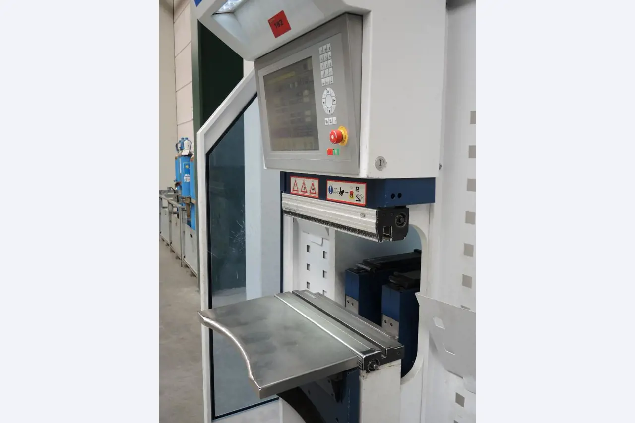 Chapas metálicas e máquinas para trabalhar metais<br><font size="2">Colaboração com Hilco Industrial Acquisitions bv</font><br><img src="/images/hil.png"><br>-5