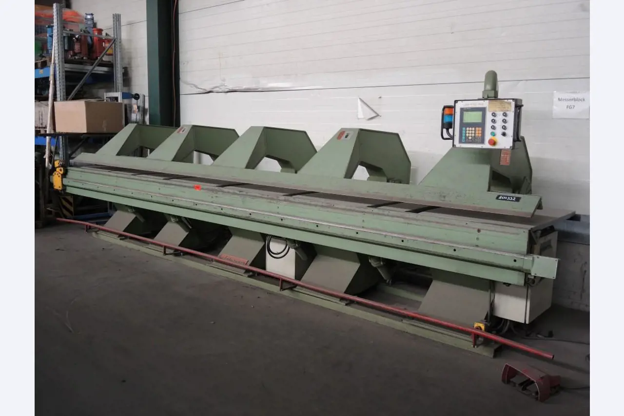 Chapas metálicas e máquinas para trabalhar metais<br><font size="2">Colaboração com Hilco Industrial Acquisitions bv</font><br><img src="/images/hil.png"><br>-1