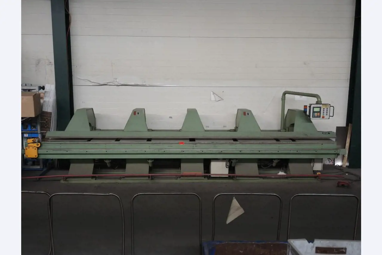 Chapas metálicas e máquinas para trabalhar metais<br><font size="2">Colaboração com Hilco Industrial Acquisitions bv</font><br><img src="/images/hil.png"><br>-3