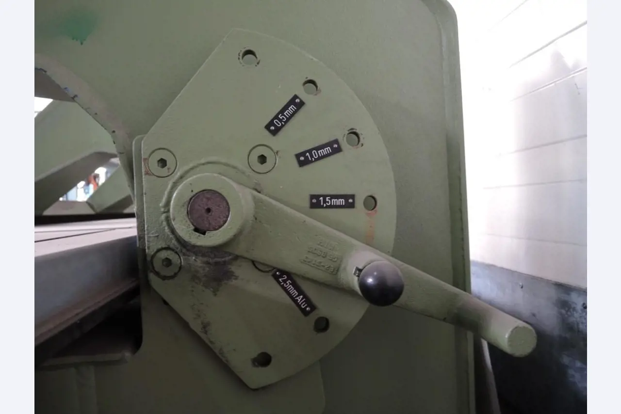 Chapas metálicas e máquinas para trabalhar metais<br><font size="2">Colaboração com Hilco Industrial Acquisitions bv</font><br><img src="/images/hil.png"><br>-8