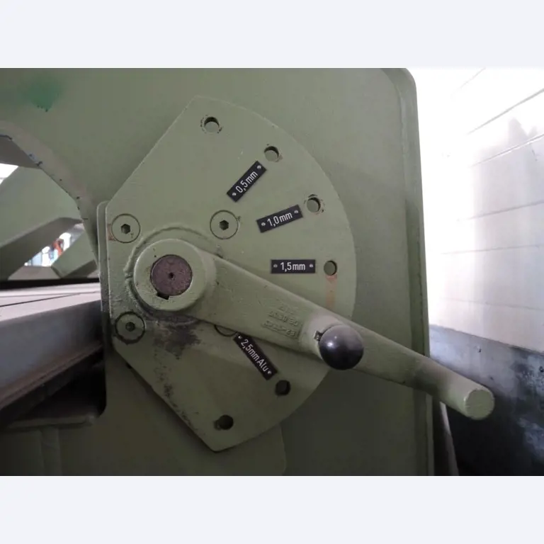 Chapas metálicas e máquinas para trabalhar metais<br><font size="2">Colaboração com Hilco Industrial Acquisitions bv</font><br><img src="/images/hil.png"><br>-8