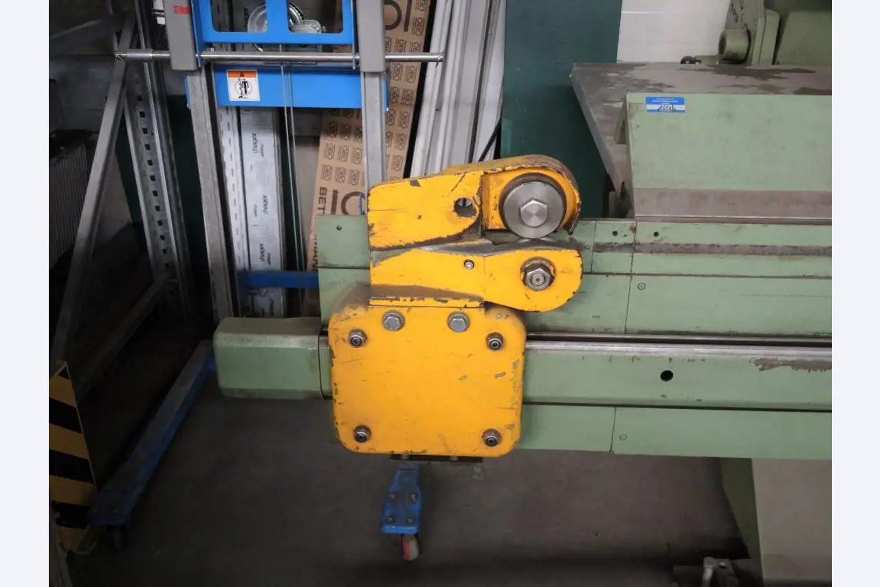 Chapas metálicas e máquinas para trabalhar metais<br><font size="2">Colaboração com Hilco Industrial Acquisitions bv</font><br><img src="/images/hil.png"><br>-9