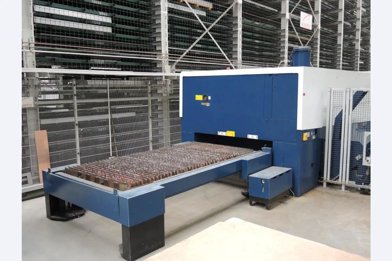 Chapas metálicas e máquinas para trabalhar metais<br><font size="2">Colaboração com Hilco Industrial Acquisitions bv</font><br><img src="/images/hil.png"><br>-11