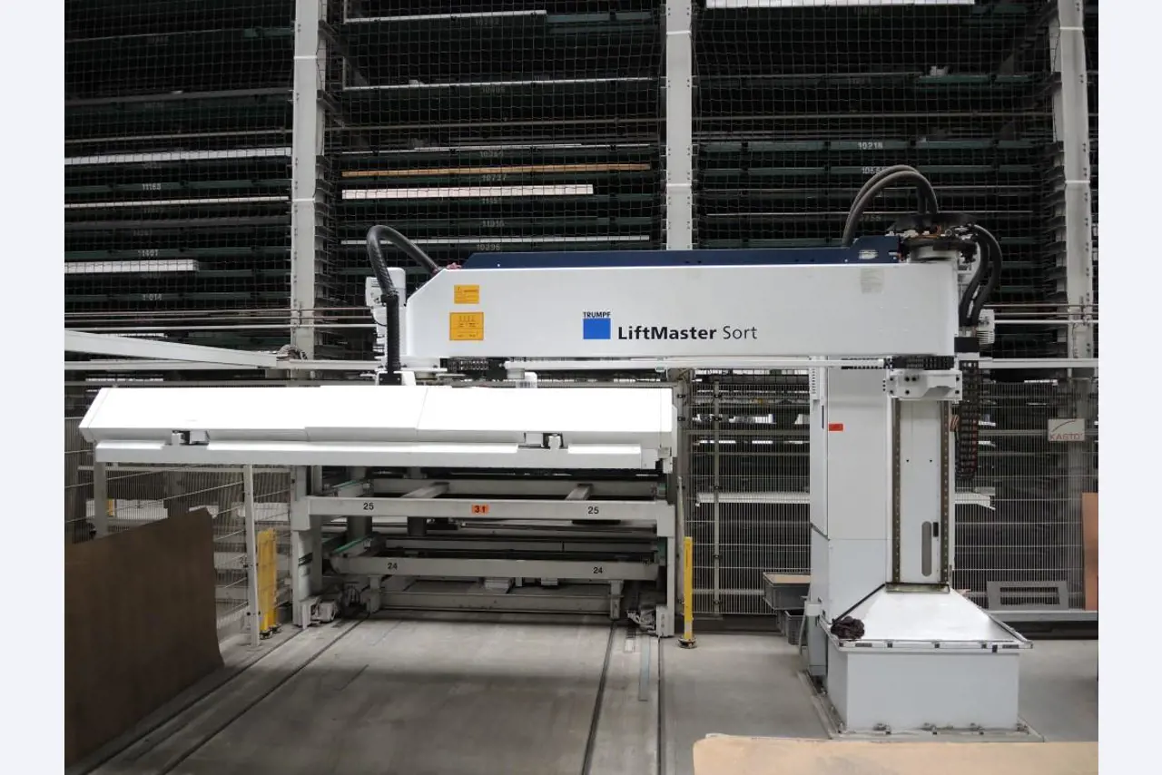 Chapas metálicas e máquinas para trabalhar metais<br><font size="2">Colaboração com Hilco Industrial Acquisitions bv</font><br><img src="/images/hil.png"><br>-12