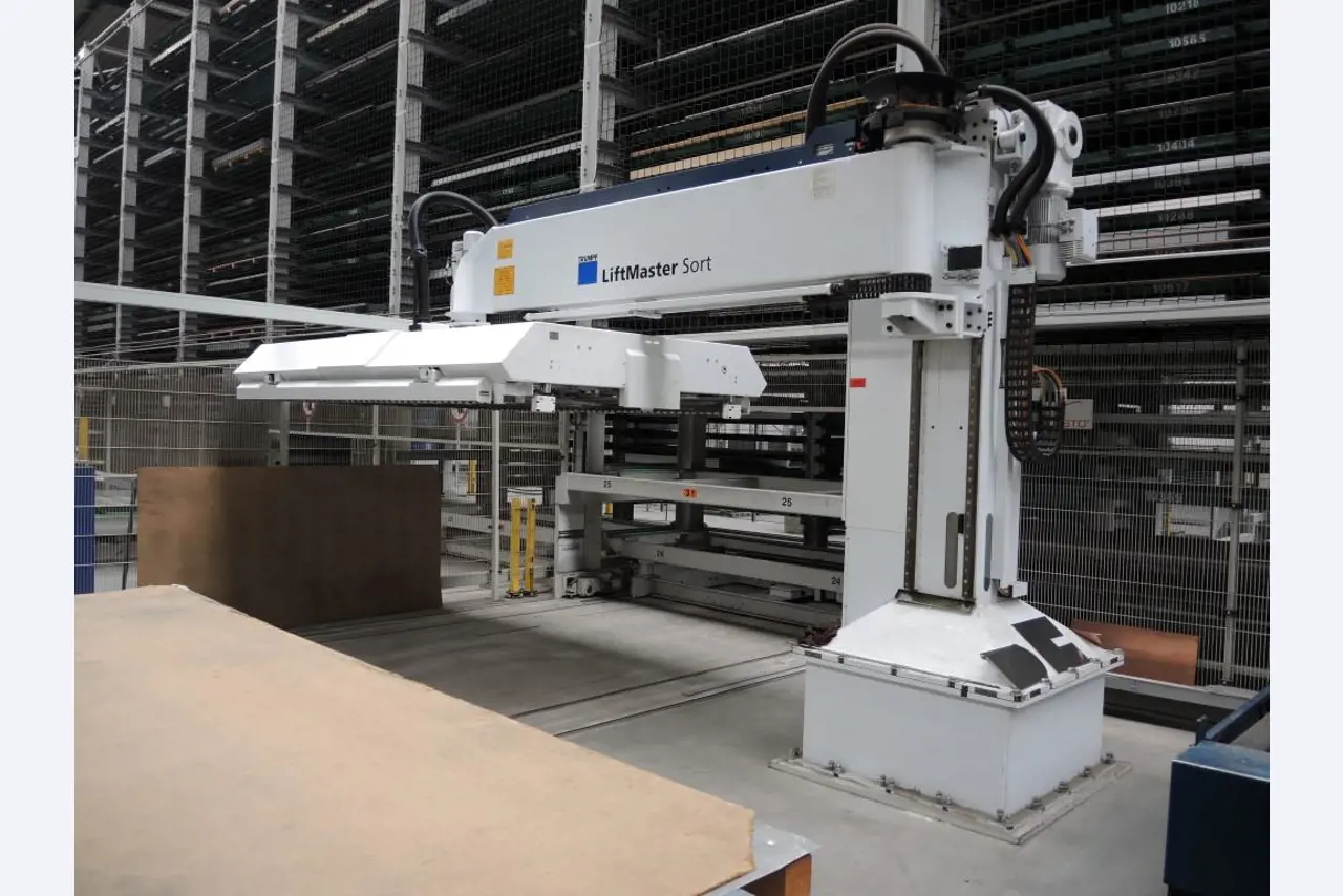 Chapas metálicas e máquinas para trabalhar metais<br><font size="2">Colaboração com Hilco Industrial Acquisitions bv</font><br><img src="/images/hil.png"><br>-13