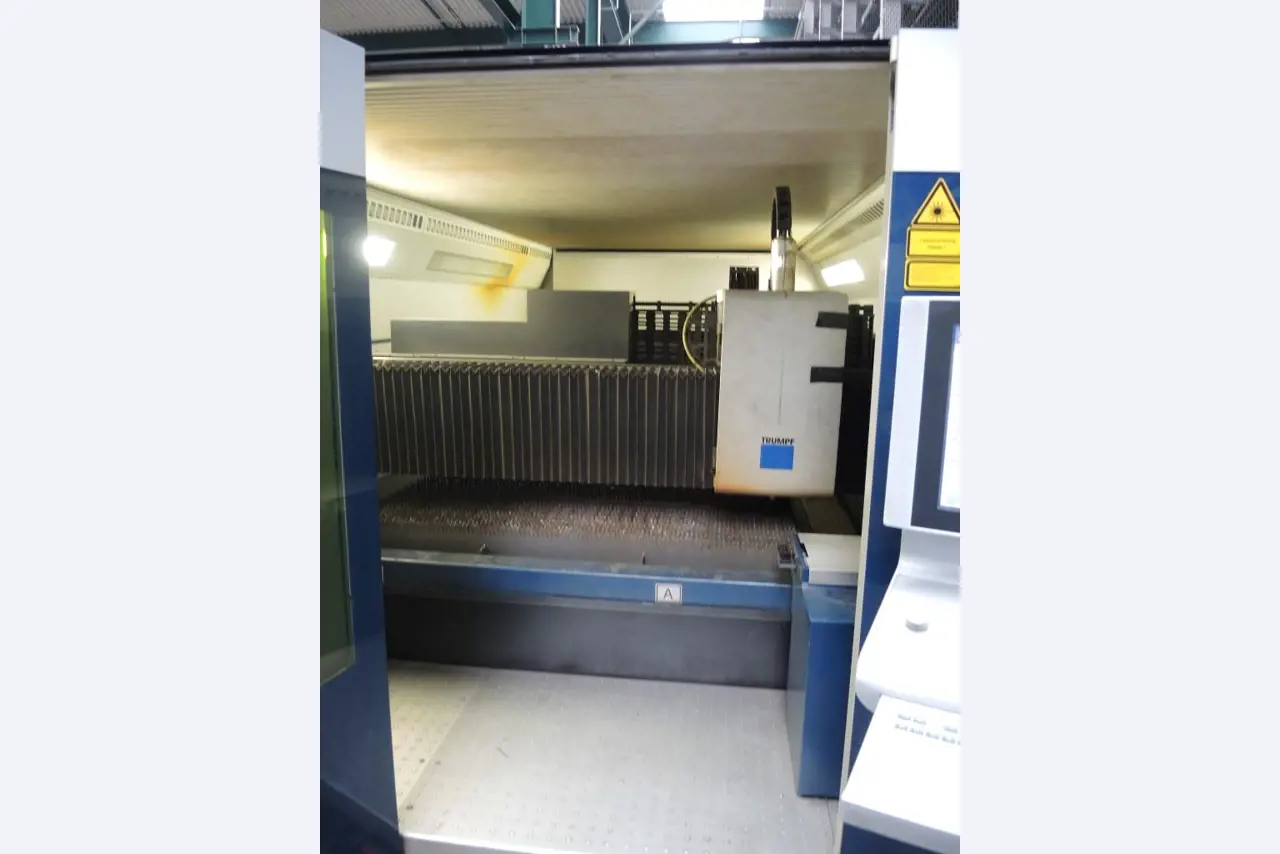 Chapas metálicas e máquinas para trabalhar metais<br><font size="2">Colaboração com Hilco Industrial Acquisitions bv</font><br><img src="/images/hil.png"><br>-15