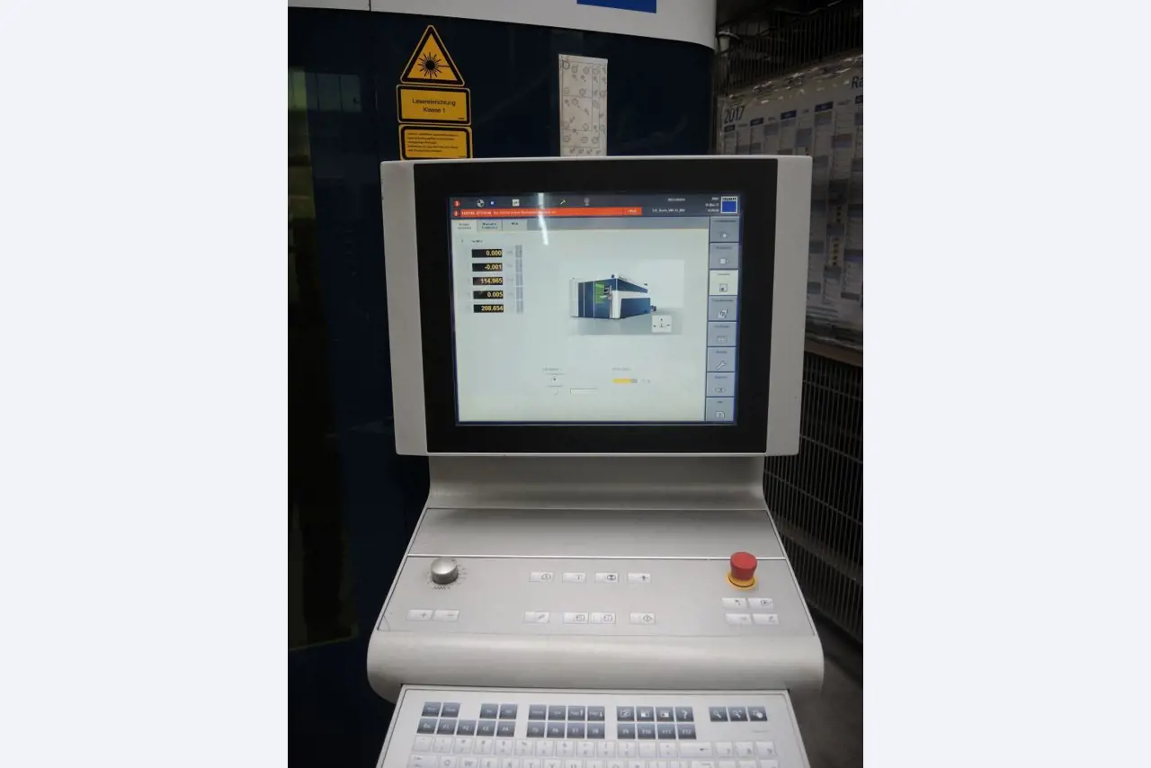 Chapas metálicas e máquinas para trabalhar metais<br><font size="2">Colaboração com Hilco Industrial Acquisitions bv</font><br><img src="/images/hil.png"><br>-16