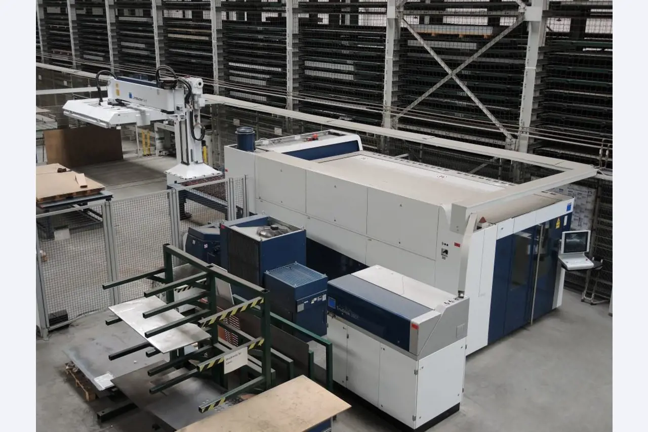 Chapas metálicas e máquinas para trabalhar metais<br><font size="2">Colaboração com Hilco Industrial Acquisitions bv</font><br><img src="/images/hil.png"><br>-18