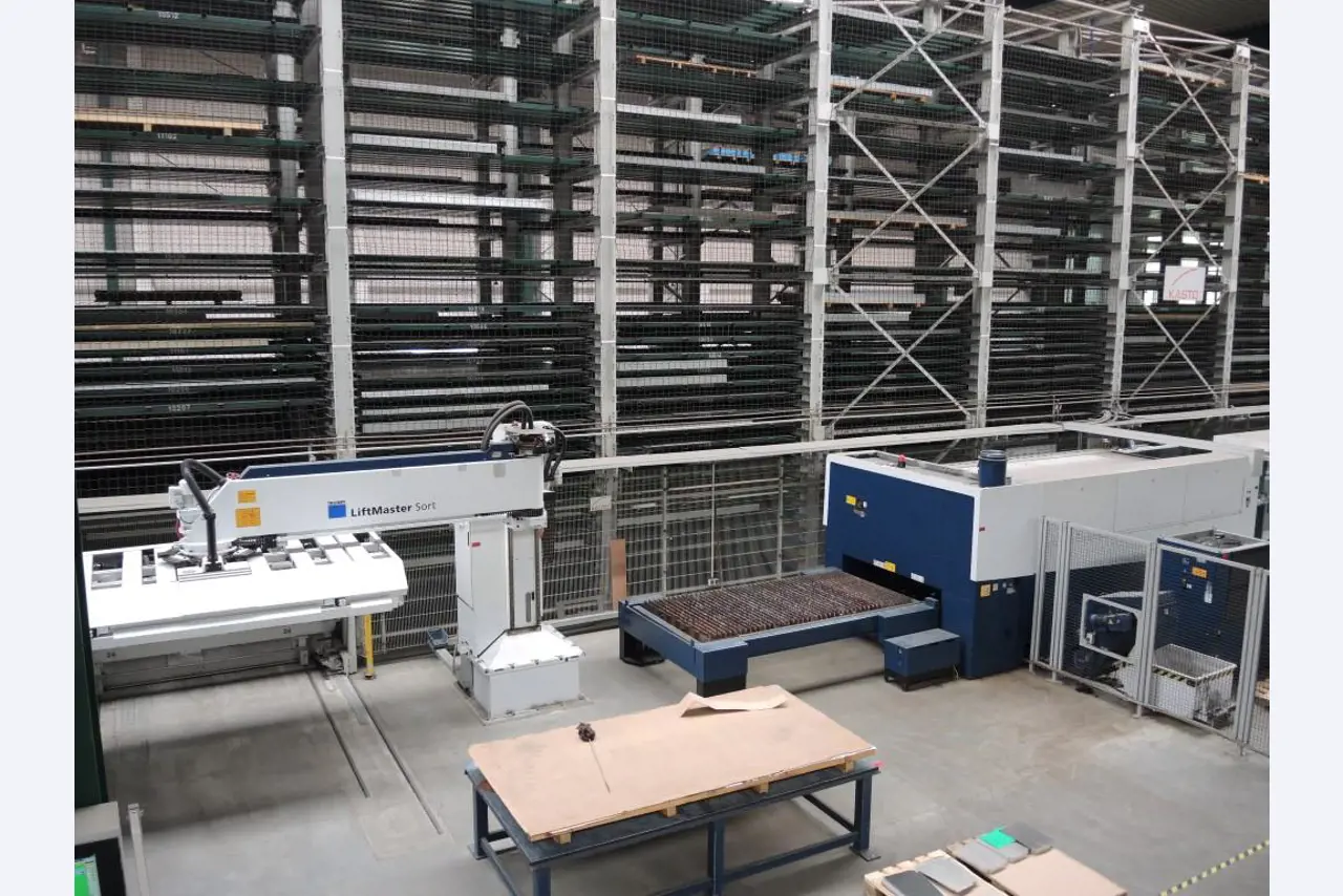 Chapas metálicas e máquinas para trabalhar metais<br><font size="2">Colaboração com Hilco Industrial Acquisitions bv</font><br><img src="/images/hil.png"><br>-19